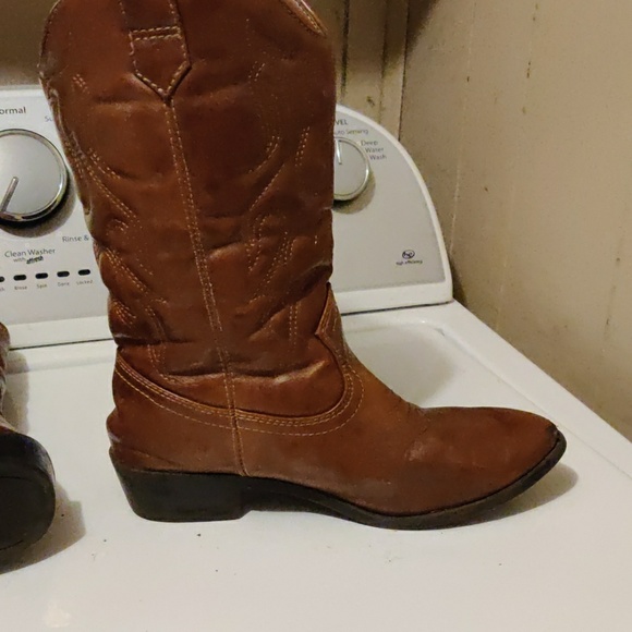 Boots - Picture 4 of 5